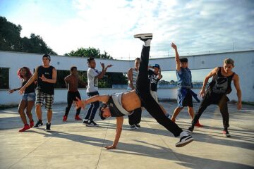 Prática milenar, a dança oferece diversos benefícios para a saúde mental e física. Você já dançou hoje?